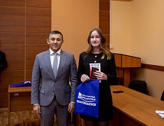 Городские школьники получили первые паспорта из рук мэра Олега Имамеева