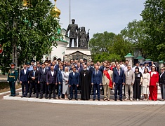 В Благовещенске прошли торжественные церемонии у памятников основателям города