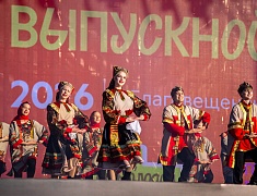 Почти 1200 благовещенских выпускников прошли в торжественном шествии по центру Благовещенска 