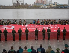 В честь Дня Победы в Благовещенске развернули знамя Победы