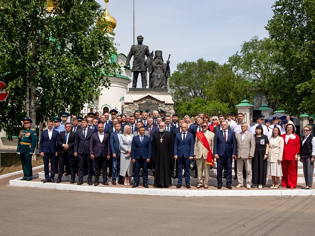 В Благовещенске прошли торжественные церемонии у памятников основателям города