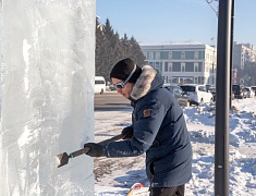 На площади Ленина приступили к оформлению зимнего городка