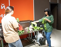 В Благовещенске плетут маскировочные сети для участников СВО