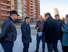 Мэр Благовещенска Олег Имамеев в ходе выездного совещания проконтролировал ход работ на универсальной спортплощадке в микрорайоне