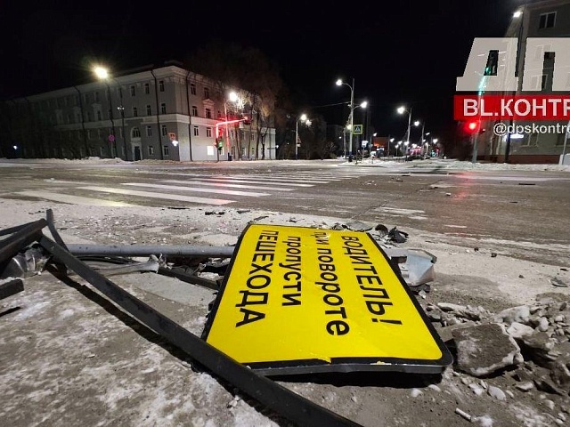 Почти 45 тысяч рублей заплатит лихач за сломанный светофор и ограждение в Благовещенске 