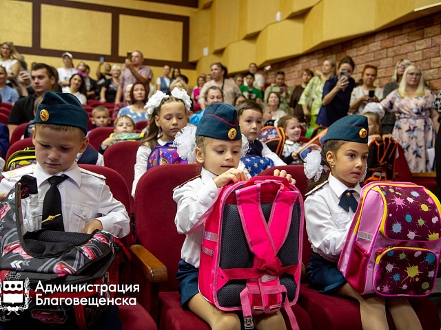 Старт в школьную жизнь: больше двухсот первоклассников получили свой первый портфель 