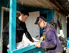 Сотрудники ГОЧС раздают пожарные извещатели