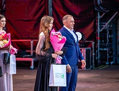 Почти 1200 благовещенских выпускников прошли в торжественном шествии по центру Благовещенска 