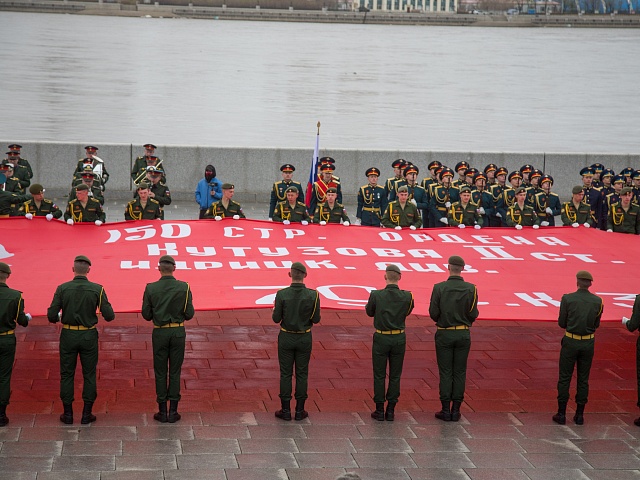В честь Дня Победы в Благовещенске развернули знамя Победы