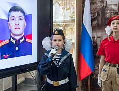 В школе № 10 открыли "Уголок памяти Героя" и установили "Парту Героя"