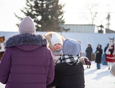 Театрализованная игровая программа для всей семьи "Рождество по-русски" прошла на центральной площади Благовещенска