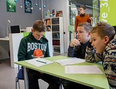 В Благовещенске детям участников СВО вручили новогодние подарки и билеты на праздничные мероприятия