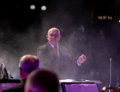 С днём рождения Благовещенск поздравили солист музыкального театра «Геликон-опера» Дмитрий Янковский и оркестр «АмурДжазБэнд»