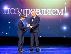 Мэр Благовещенска Олег Имамеев вручил премию одарённым детям по итогам 2022 года
