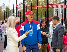 «Умную» спортивную площадку в Благовещенске открыли зарядкой и состязаниями