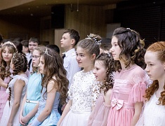 Больше 400 благовещенцев закружил кадетский бал