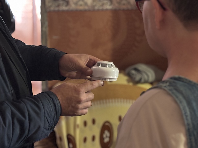 Безопасность в каждый дом: благовещенские семьи оснащают пожарными извещателями для своевременного обнаружения и предотвращения пожаров