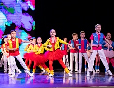 Мэр города Олег Имамеев поздравил благовещенский ансамбль "Ровесники" с 57-летием