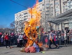 Благовещенцы проводили зиму блинами и хороводами