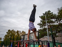 «Умную» спортивную площадку в Благовещенске открыли зарядкой и состязаниями