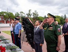 В День памяти и скорби благовещенцы возложили цветы к памятнику воинам-амурцам