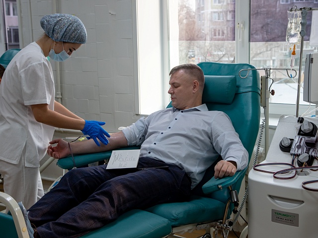 Почти 14 литров крови сдали благовещенские чиновники 