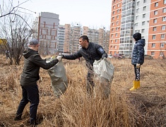 Мэр Благовещенска Олег Имамеев вместе с фан-клубом города очистил еще одну городскую территорию