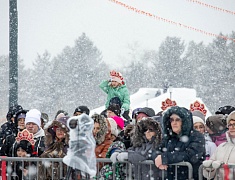 На площади Ленина и набережной Амура прошли народные гуляния в честь масленицы