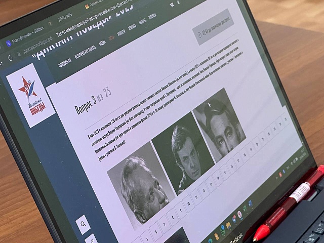 «Участие в диктанте — это возможность отдать дань уважения тем, кто защищал нашу Родину»: мэр Благовещенска присоединился к Всероссийской акции «Диктант Победы»