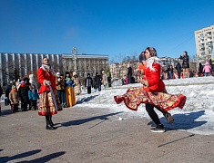 Благовещенцы проводили зиму блинами и хороводами