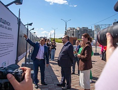 На набережной Амура в Благовещенске открыли фотовыставку ТАСС в честь юбилея города