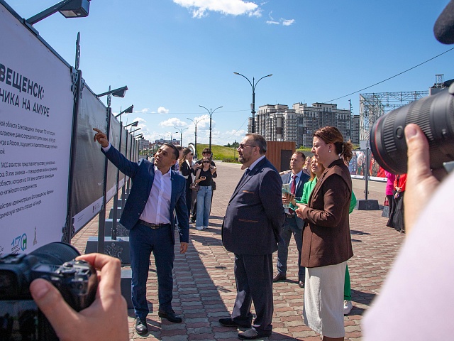 На набережной Амура в Благовещенске открыли фотовыставку ТАСС в честь юбилея города
