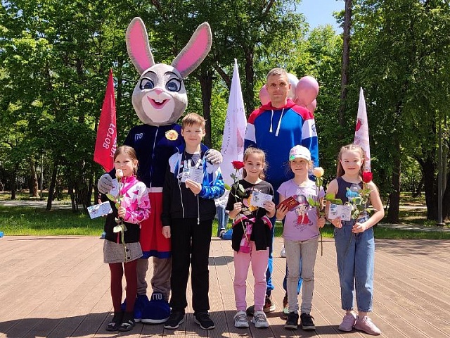 Более 30 спортсменов Благовещенска наградили знаками ГТО