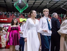 Больше 400 благовещенцев закружил кадетский бал