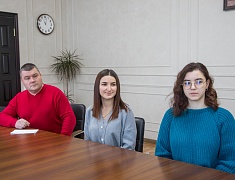 Мэр Олег Имамеев наградил благовещенок, спасших несколько человеческих жизней