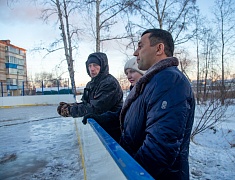 Выездная встреча мэра по заливке катка на Нагорной, 14