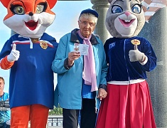 Клубу северного ходьбы "СкандиАмурчане" вручены знаки ГТО в день рождения города