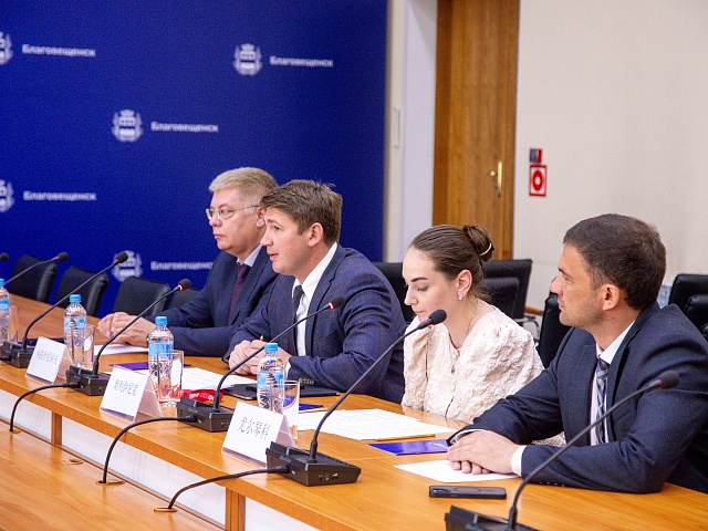 В рамках «АмурЭкспофорума‑2026» представители администрации Благовещенска встретились с делегациями городов Суйхуа, Хэйхэ и района Айхуэй