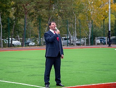 «Умную» спортивную площадку в Благовещенске открыли зарядкой и состязаниями