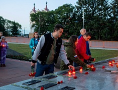 Цветы в память о подвиге советских солдат возложили в Благовещенске