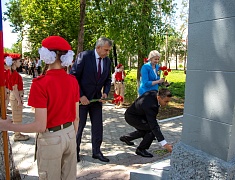 Цветы в память о подвиге советских солдат возложили в Благовещенске
