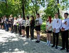 Цветы в память о подвиге советских солдат возложили в Благовещенске