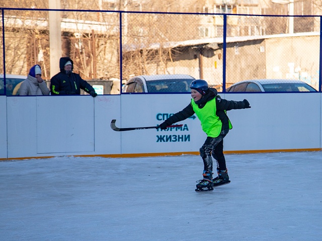 Хоккею с мячом учили ребят из благовещенского двора на Зейской