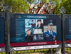 Мэр Благовещенска в День России вручил паспорта 13 юным благовещенцам