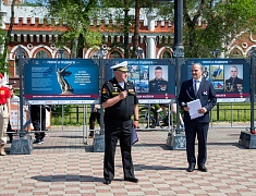 Мэр Благовещенска в День России вручил паспорта 13 юным благовещенцам