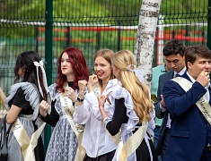 Во всех школах Благовещенска прозвенели последние звонки