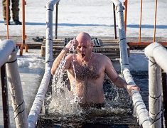  Благовещенцы окунулись в прорубь на Крещение