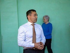 Мэр Благовещенска Олег Имамеев вручил награду "Наставник месяца"