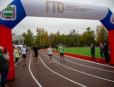 «Умную» спортивную площадку в Благовещенске открыли зарядкой и состязаниями