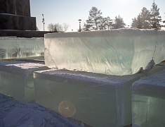 На площади Ленина приступили к оформлению зимнего городка